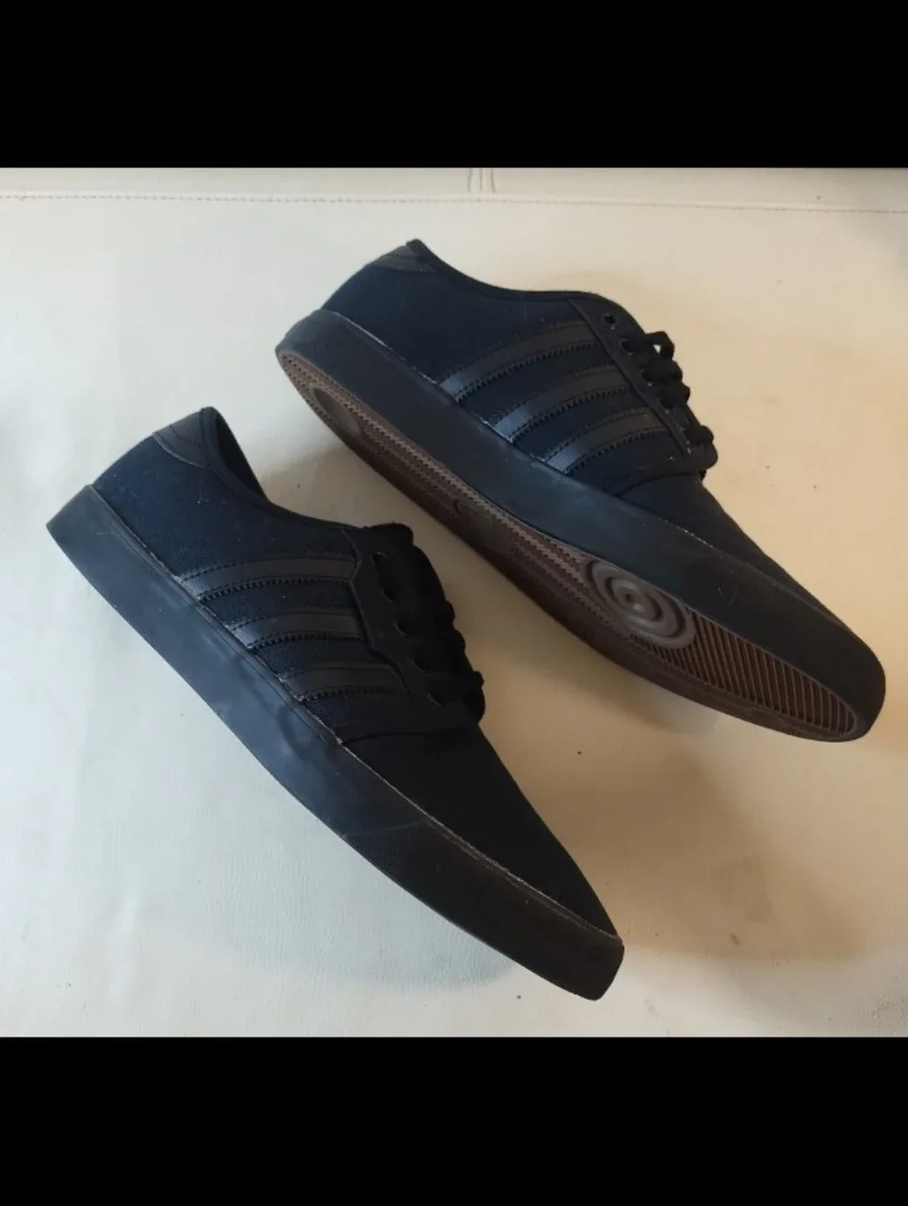 ADIDAS SEELEY LIFESTYLE CASUAL SKATE SHOE MENS SIZE 10.5 AQ8531 TRIPLE BLACK GUM